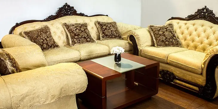 AMUEBLADO DE SALA ESTILO CLASICO II 3-2-1 EN COLOR CAFÉ O BEIGE,  CON 6 COJINES DECORATIVOS