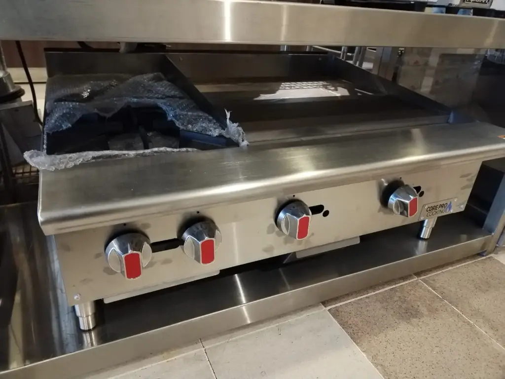 PLANCHA DE 24" CON 4 HORNILLAS A GAS CORE PRO COOKING