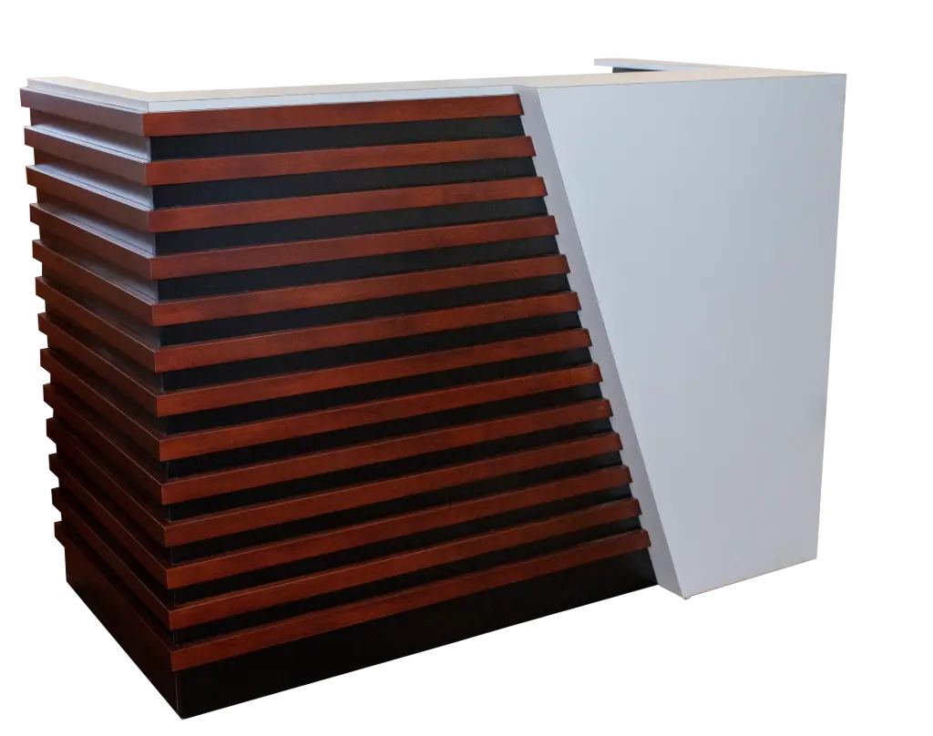 RECEPCION BLANCO Y NEGRO FRENTE FRANJAS DE MADERA 