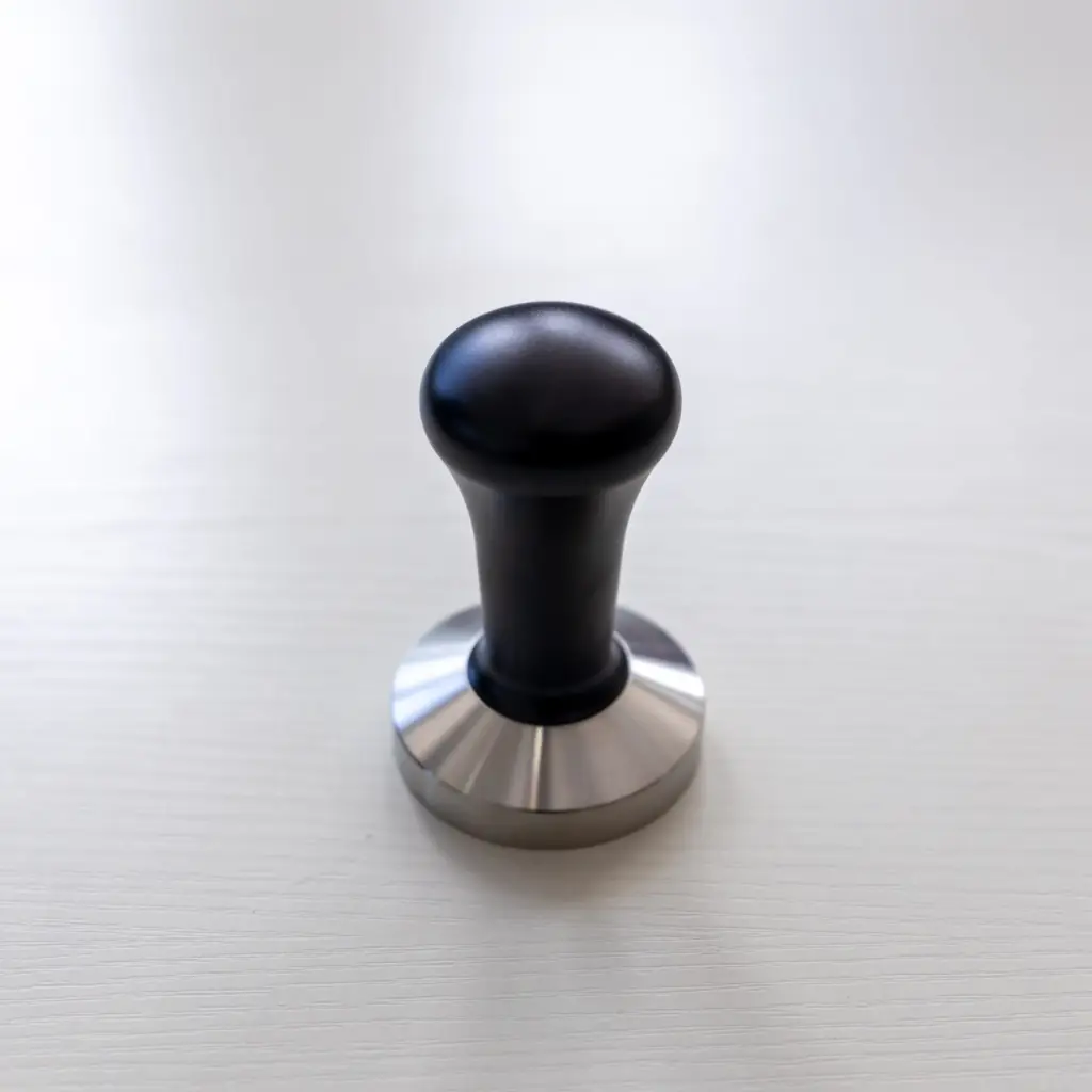 [6B] TAMPER DE ACERO INOX MANGO NEGRO