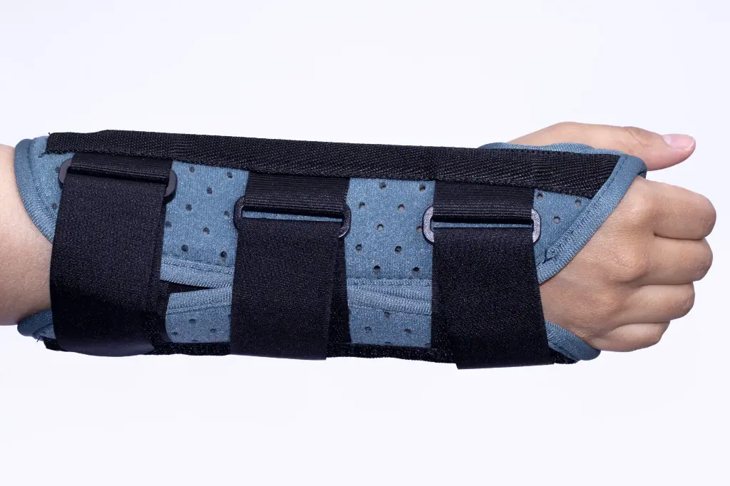 INMOVILIZADOR DE MUÑECA CON FERULA EN EXTENSION 