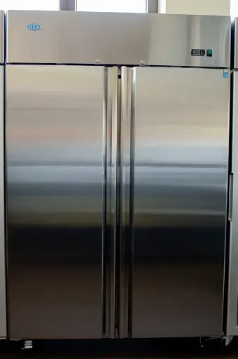 [MBF8002GR] CONGELADOR VERTICAL CON 2 PUERTAS ACERO INOX DE 81.5´´X 51.5´´